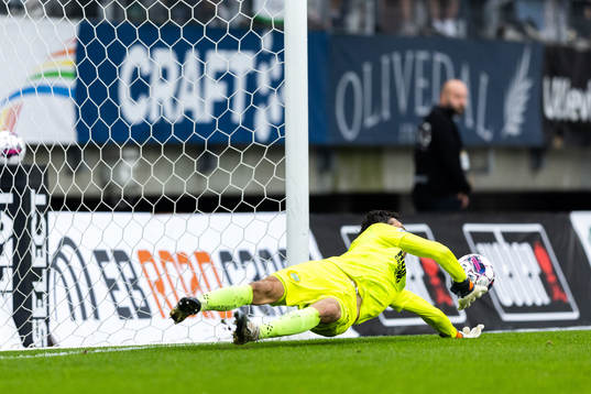 Hammarbys målvakt Davor Blazevic räddar en straff