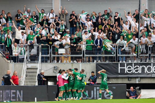 Hammarbys Bubacarr Trawally jublar med lagkamrater