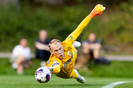 IFK Göteborgs målvakt Pontus Dahlberg räddar ett skott