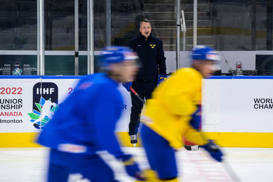 Head coach Tomas Montén of Sweden at a practice session
