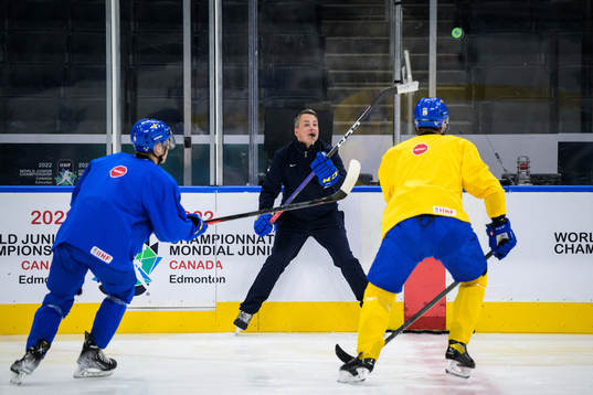 Head coach Tomas Montén of Sweden at a practice session