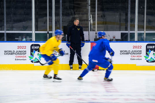 Head coach Tomas Montén of Sweden at a practice session