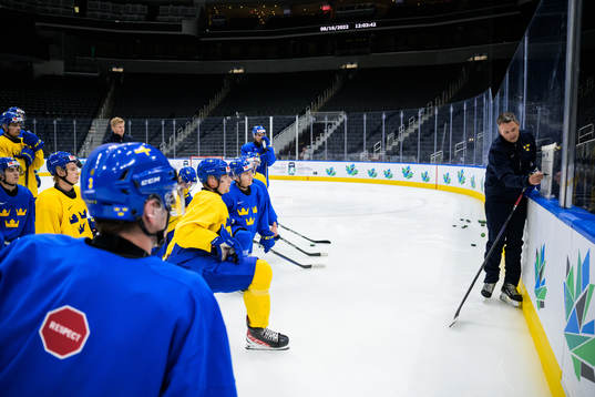Head coach Tomas Montén of Sweden at a practice session