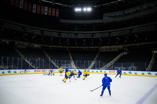 Players of Sweden at a practice session