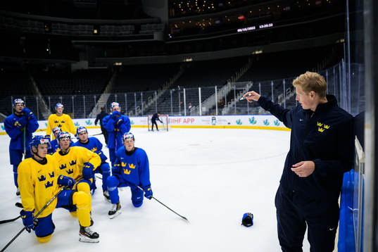 Assistant coach Patrik Andersson of Sweden at a practice