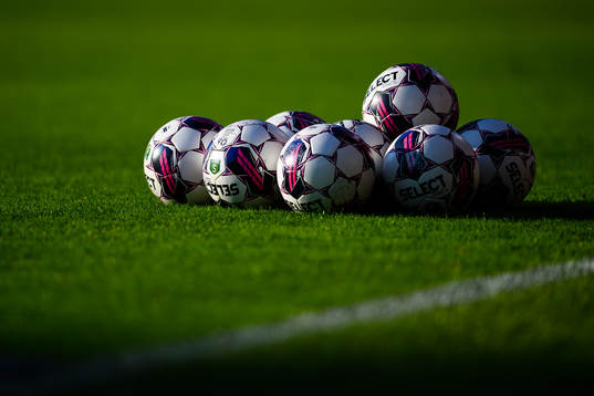 Fotbollar på planen före fotbollsmatchen i Superettan