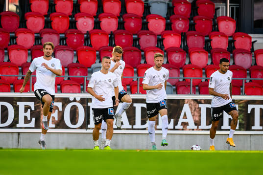 Örebros spelare värmer upp före fotbollsmatchen i