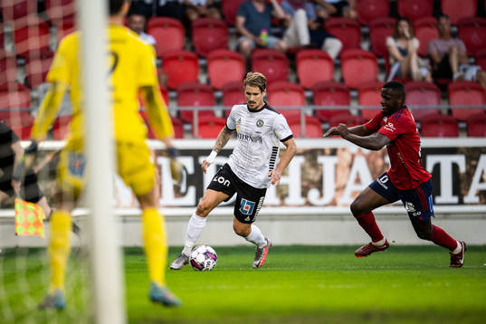 Örebros Erik Björndahl och Östers Manasse Kusu