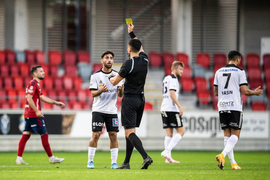 Örebros Lucas Shlimon tilldelas ett gult kort