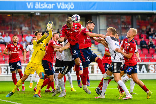 Östers Månz Berg nickar
