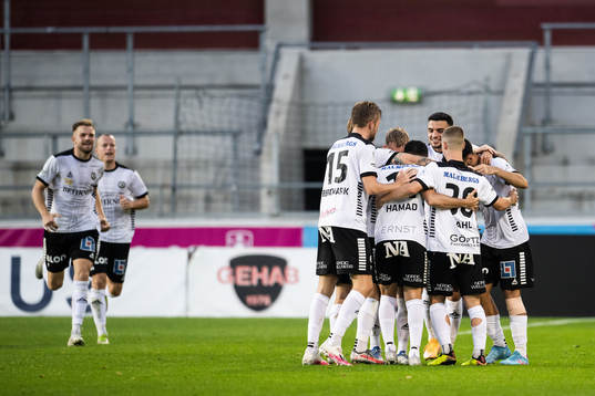 Örebros Jiloan Hamad jublar med lagkamrater