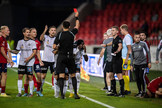 Örebros Nasiru Moro tilldelas ett rött kort