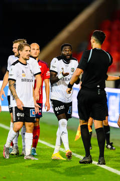 Örebros Nasiru Moro pratar med Domare Adi Aganovic