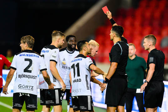 Örebros Nasiru Moro tilldelas rött kort av Domare Adi