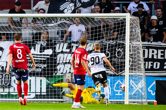 Örebros Jiloan Hamad (ej i bild) gör mål 0-1 bakom