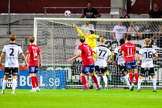 Östers målvakt Victor Stulic gör en räddning