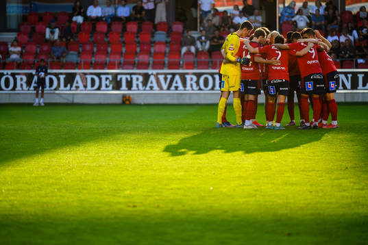 Östers spelare samlas
