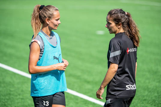FC Rosengårds Frederikke Thøgersen och tränare Renée