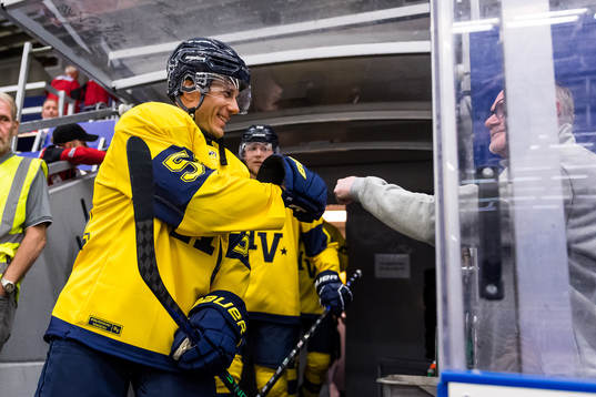 s Andy Miele hälsar på Malmö Redhawks före detta