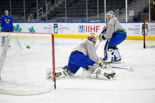 Goaltenders Carl Lindbom and Calle Clang of Sweden at a