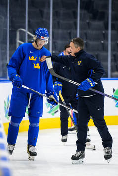 Simon Edvinsson and head coach Tomas Montén of Sweden at a