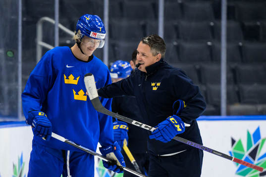 Simon Edvinsson and head coach Tomas Montén of Sweden at a