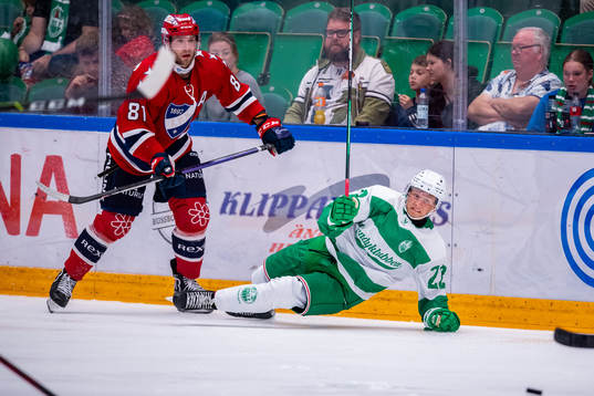 Helsinfors Iiro Pakarinen  och Rögles Samuel Jonsson