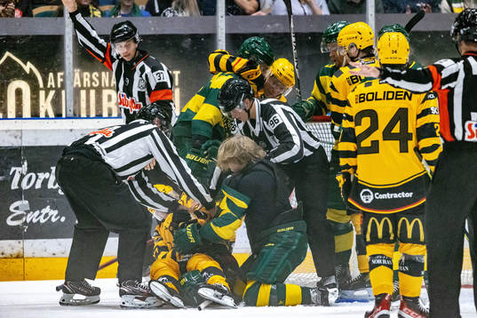 Skellefteås Max Lindholm och Björklövens Kim Johansson