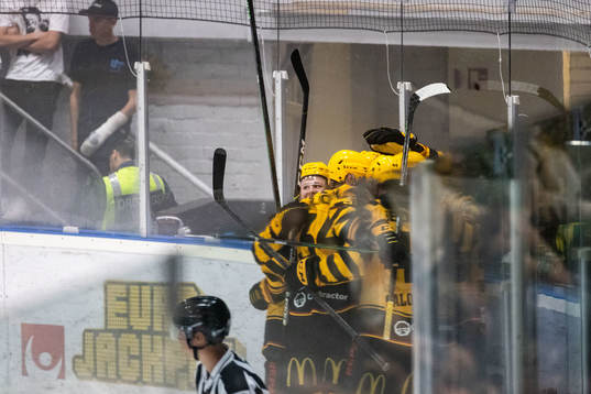 Skellefteås Linus Lindström jublar med lagkamrater