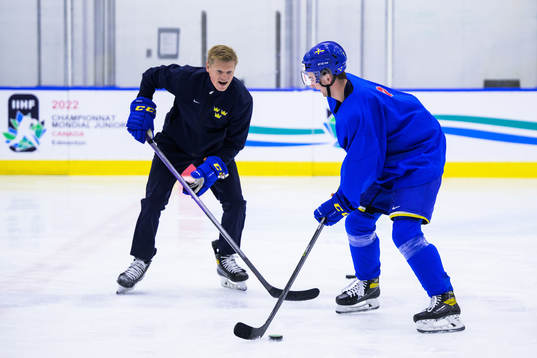 Assistant coach Patrik Andersson and Isak Rosén of Sweden