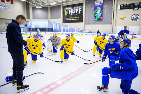 Assistant coach Patrik Andersson of Sweden at a practice