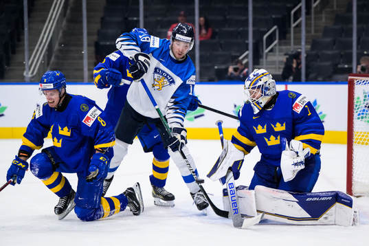 Leo Lööf and goaltender Jesper Wallstedt of Sweden are