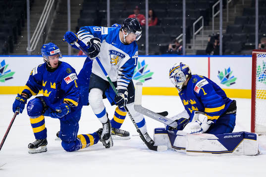 Leo Lööf and goaltender Jesper Wallstedt of Sweden are