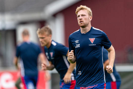 Bläddra bland fler bilder av Fotboll, Ettan södra, herr, Tvååker - Vänersborg
