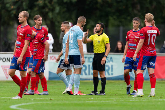 Vänersborgs Milos Andelkovic och Domare Joseph Matti