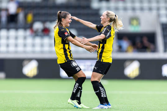 Häckens Hanna Wijk och Elin Rubensson jublar