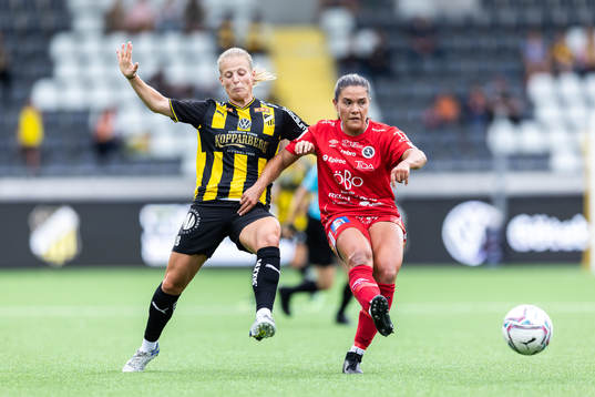 Häckens Anna Anvegård och Örebros Carly Wickenheiser