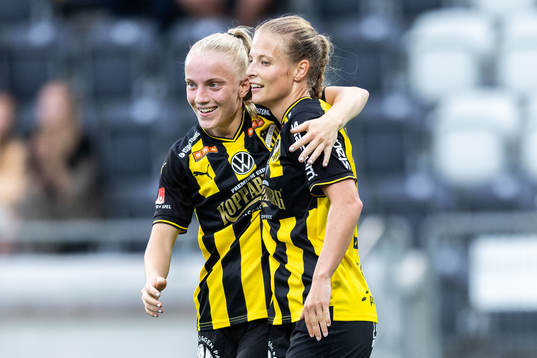 Häckens Anna Anvegård jublar med Anna Sandberg