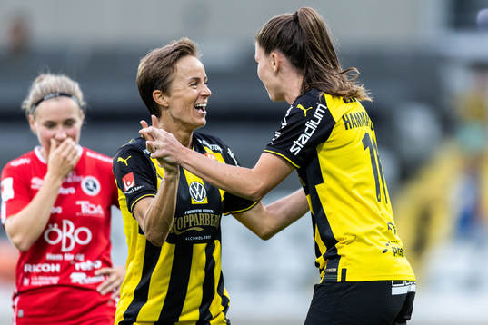 Häckens Pauline Hammarlund jublar