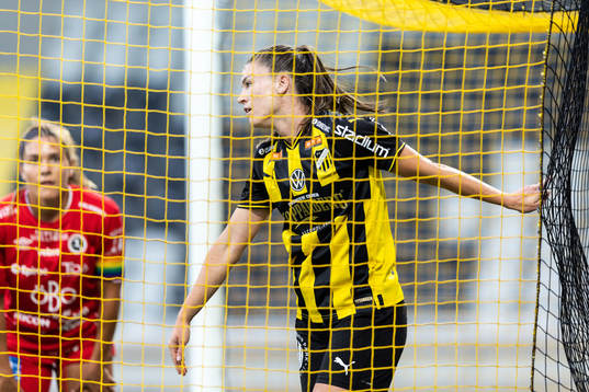Häckens Pauline Hammarlund jublar