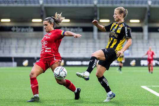 Örebros Carly Wickenheiser och Häckens Anna Anvegård