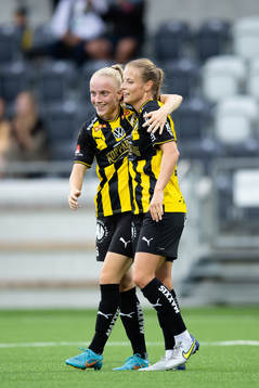 Anna Sandberg jublar ihop med 5-0 målskytten Anna Anvegård