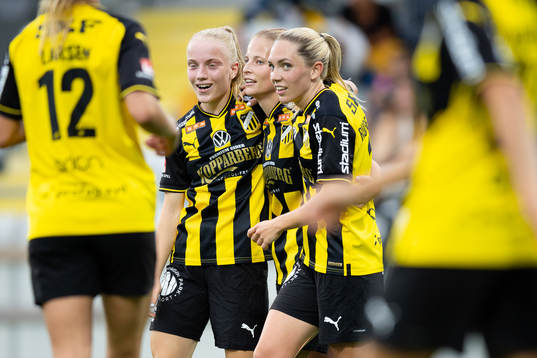Häckens Anna Anvegård jublar med lagkamrater