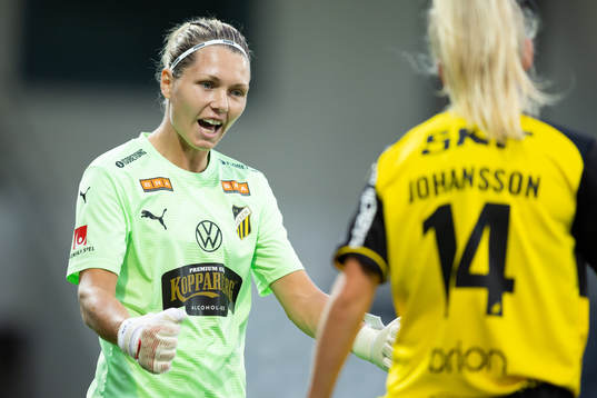 Häckens målvakt Jennifer Falk jublar ihop med Molly