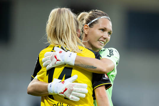 Häckens målvakt Jennifer Falk jublar ihop med Molly