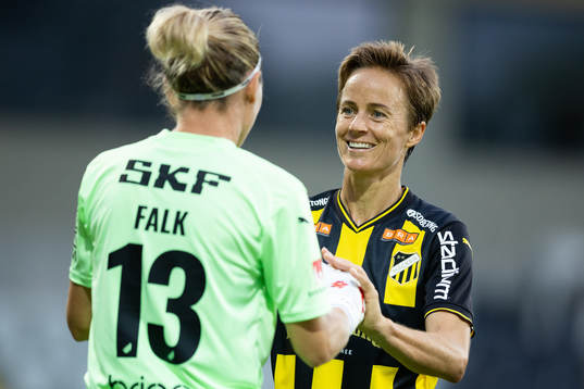 Häckens målvakt Jennifer Falk jublar ihop med Aivi Luik