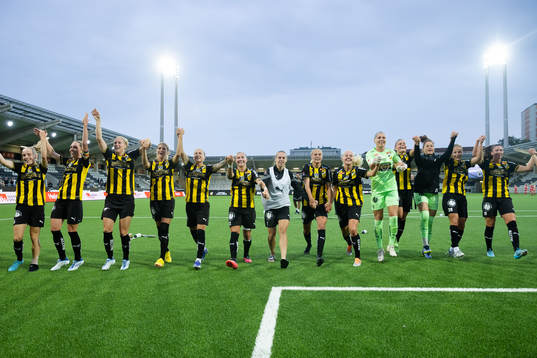 Häckens spelare jublar