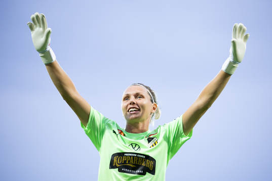 Häckens målvakt Jennifer Falk jublar