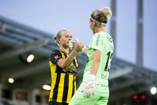 Häckens Filippa Curmark jublar ihop med målvakt Jennifer