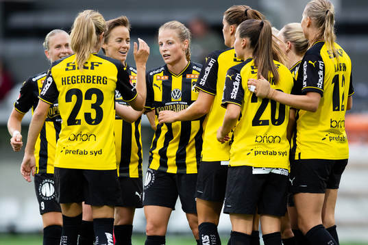 Häckens Anna Anvegård jublar med lagkamrater